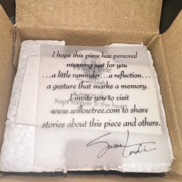 Willow Tree keepsake girl gold heart figurine - Picture 6 of 6